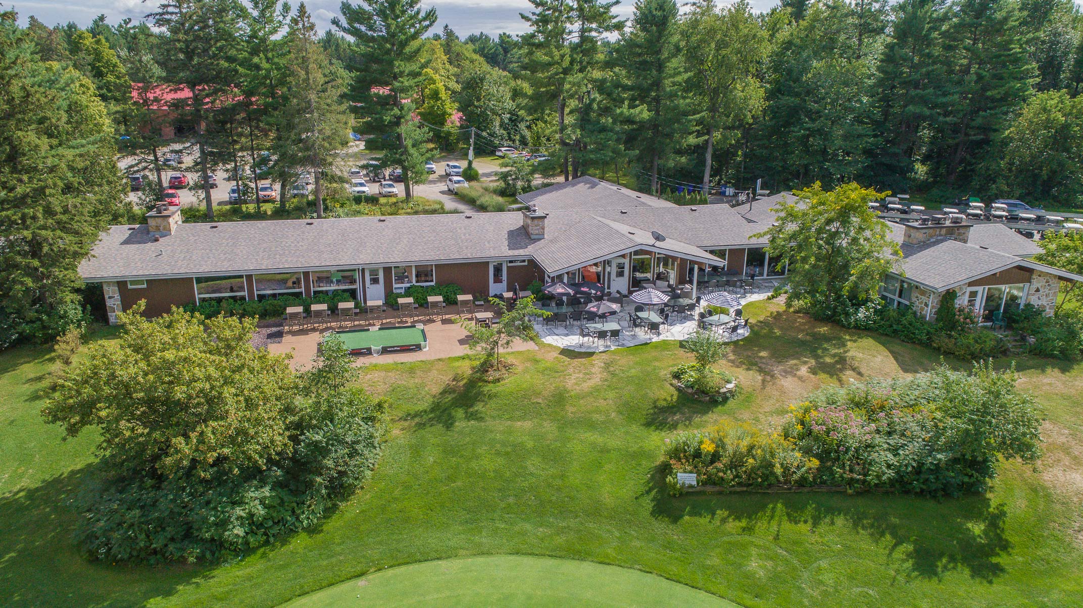 vue aérienne du golf avec hébergement