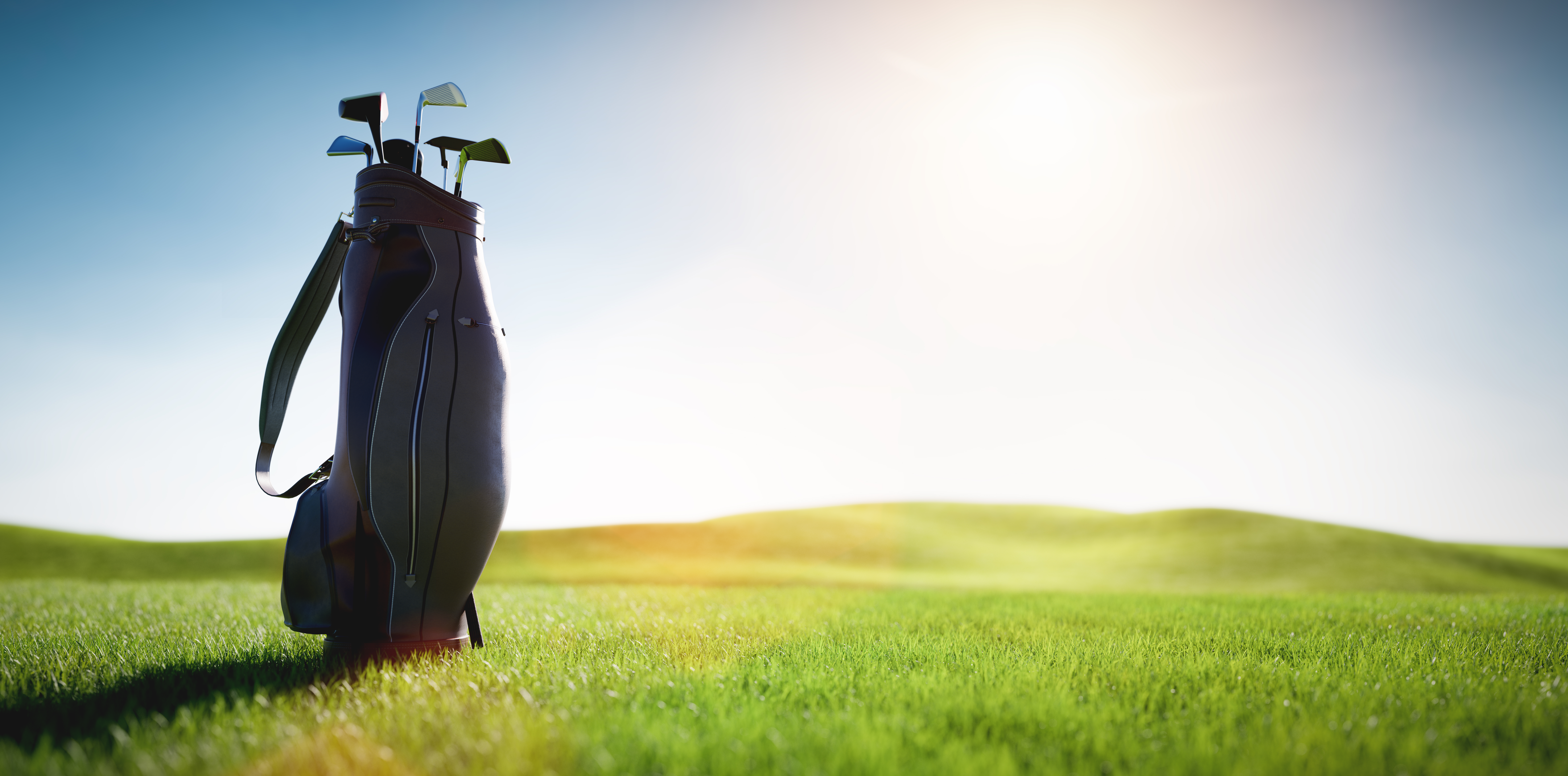 Sac de golf sur un terrain ensoleillé durant la saison de golf au Québec.